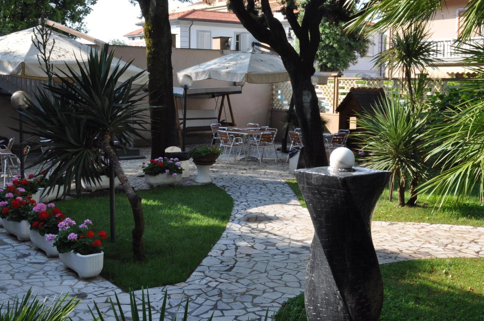 Hotel Roma Marina di Massa Exteriör bild